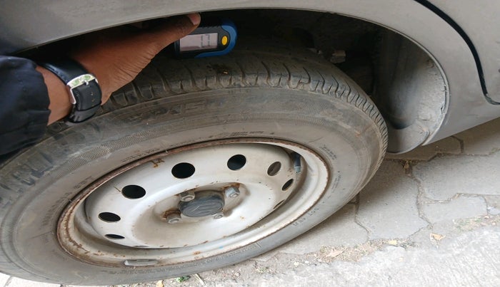 2017 Maruti Dzire LXI, Petrol, Manual, 74,165 km, tyre