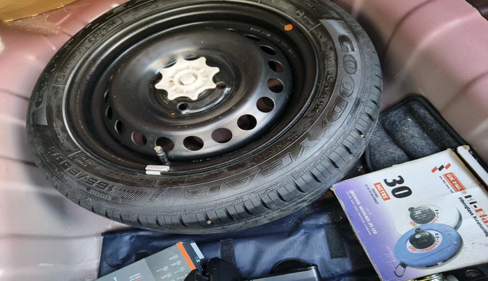 2017 Hyundai Xcent SX 1.2, Petrol, Manual, 91,588 km, tyre