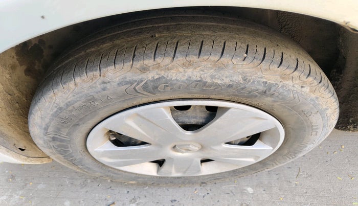 2013 Renault Scala RXE DIESEL, Diesel, Manual, 1,38,132 km, tyre