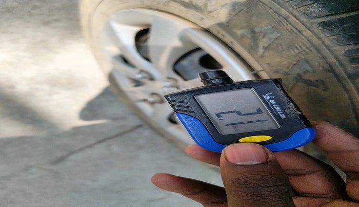 2014 Hyundai Eon MAGNA +, Petrol, Manual, 1,21,729 km, tyre