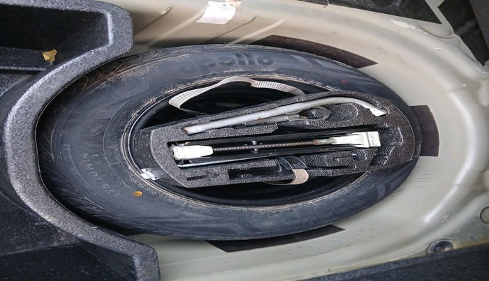 2014 Volkswagen Vento HIGHLINE DIESEL 1.6, Diesel, Manual, 53,511 km, tyre