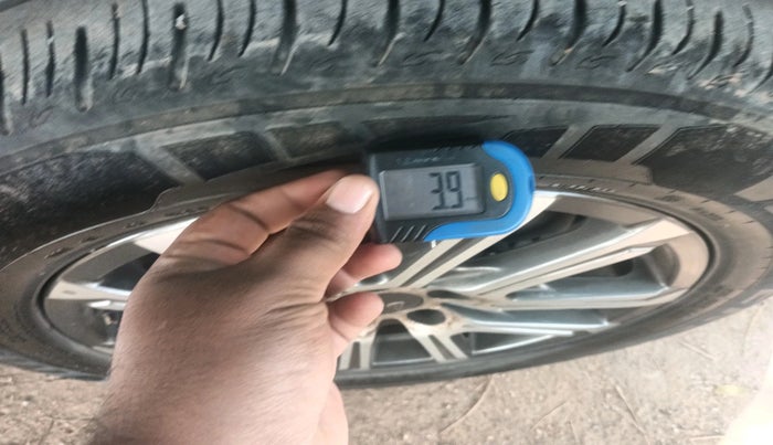 2022 Mahindra XUV700 AX 7 P AT 7 STR, Petrol, Automatic, 40,384 km, tyre