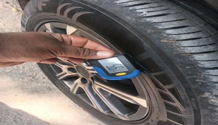 2022 Mahindra XUV700 AX 7 P AT 7 STR, Petrol, Automatic, 40,384 km, tyre