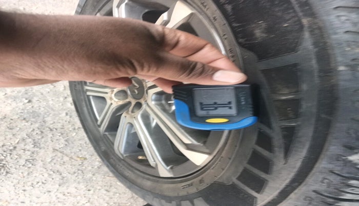 2022 Mahindra XUV700 AX 7 P AT 7 STR, Petrol, Automatic, 40,384 km, tyre