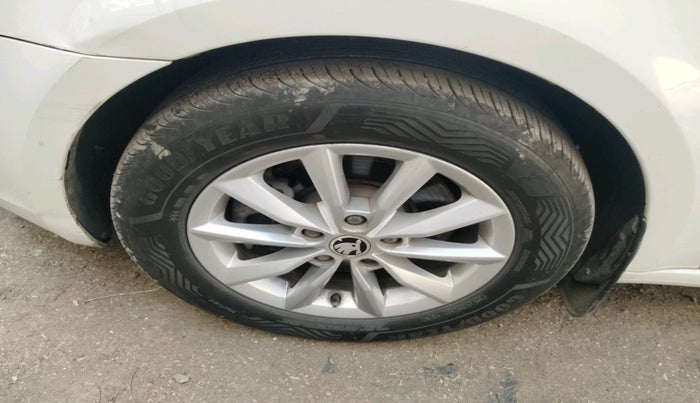 2016 Skoda Octavia STYLE PLUS AT 1.8 TSI, Petrol, Automatic, 92,574 km, tyre