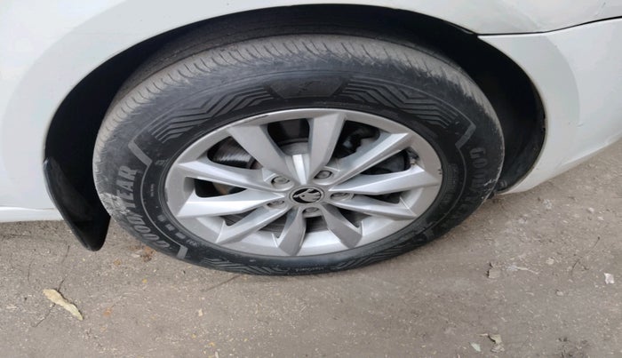 2016 Skoda Octavia STYLE PLUS AT 1.8 TSI, Petrol, Automatic, 92,574 km, tyre