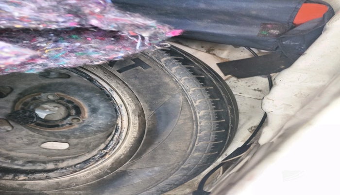 2016 Renault Kwid RXT 0.8, Petrol, Manual, 1,03,752 km, tyre