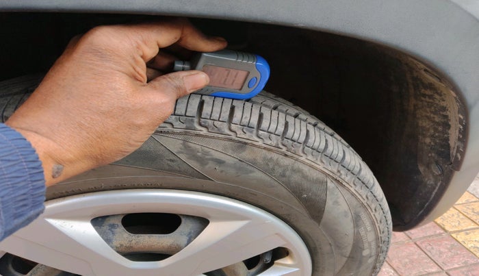 2016 Renault Kwid RXT 1.0, Petrol, Manual, 25,428 km, tyre