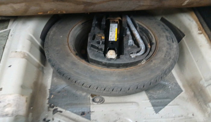 2013 Volkswagen Vento HIGHLINE DIESEL 1.6, Diesel, Manual, 1,52,925 km, tyre