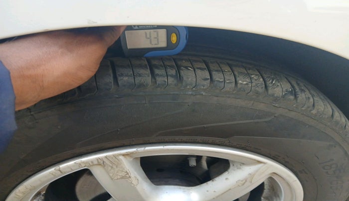 2013 Volkswagen Vento HIGHLINE DIESEL 1.6, Diesel, Manual, 1,52,925 km, tyre