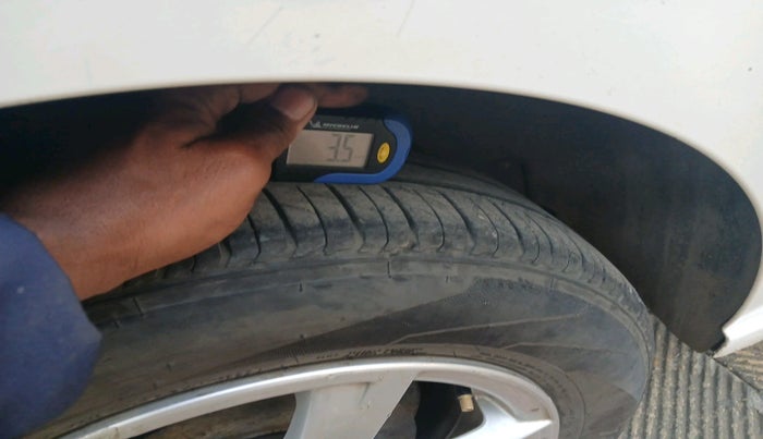 2013 Volkswagen Vento HIGHLINE DIESEL 1.6, Diesel, Manual, 1,52,925 km, tyre