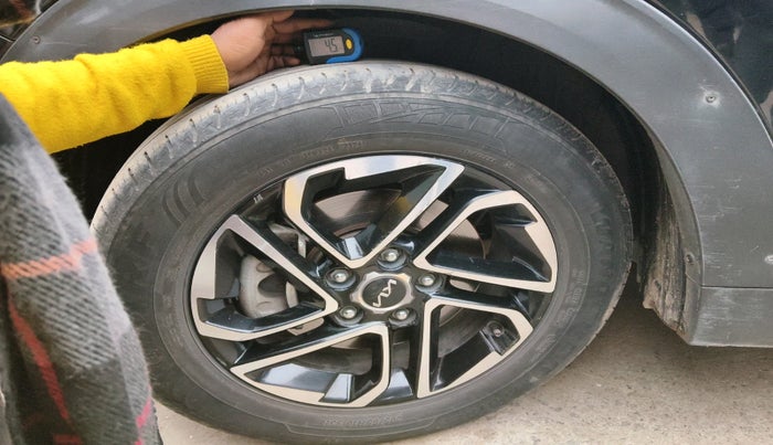 2022 KIA CARENS PRESTIGE PLUS 1.5 DIESEL 7 STR, Diesel, Manual, 1,23,521 km, tyre