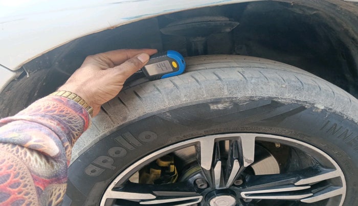 2017 Renault Duster 85 PS RXE DIESEL, Diesel, Manual, 1,11,869 km, tyre