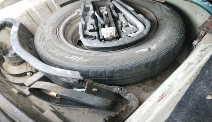 2012 Volkswagen Vento COMFORTLINE 1.6, Petrol, Manual, 94,045 km, tyre