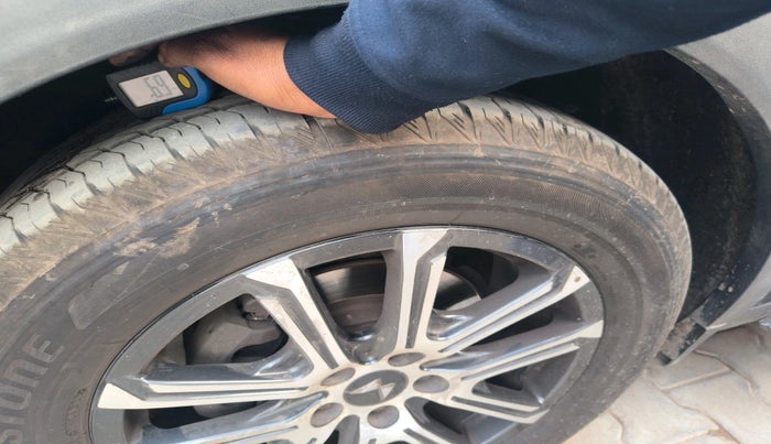 2022 Mahindra XUV700 AX 7 LUXURY D AT 7 STR, Diesel, Automatic, 67,280 km, tyre