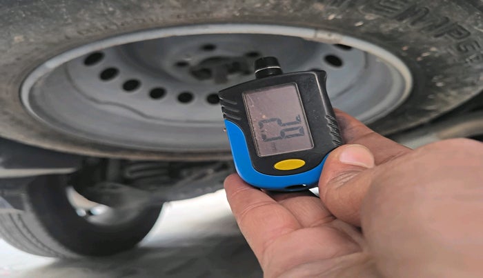 2022 Mahindra XUV700 AX 7 LUXURY D AT 7 STR, Diesel, Automatic, 67,280 km, tyre