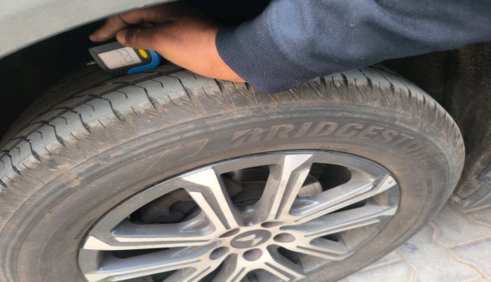 2022 Mahindra XUV700 AX 7 LUXURY D AT 7 STR, Diesel, Automatic, 67,280 km, tyre