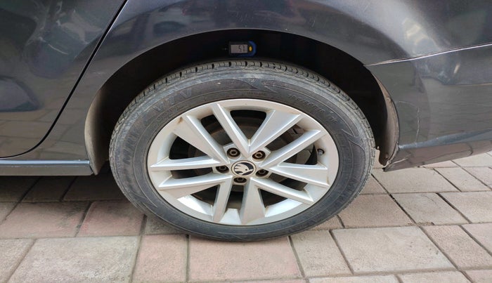 2017 Skoda Rapid STYLE 1.6 MPI AT, Petrol, Automatic, 45,233 km, tyre