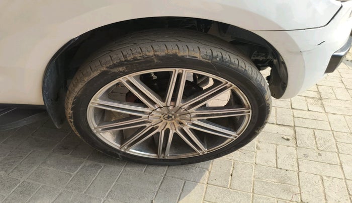 2016 Ford Endeavour TITANIUM 2.2 4X2 AT, Diesel, Automatic, 1,30,000 km, tyre