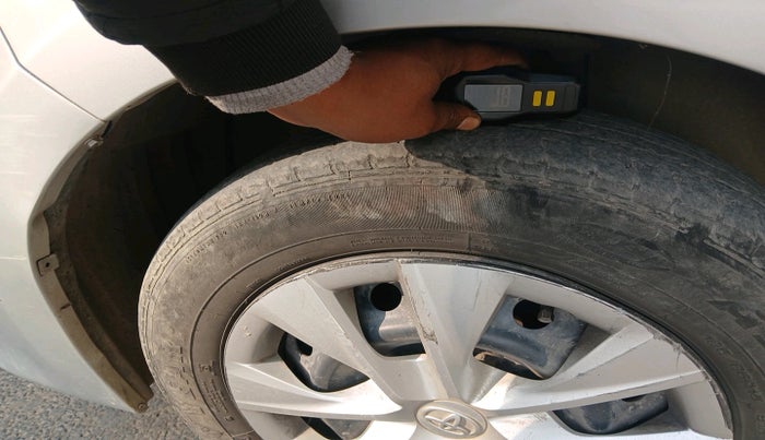 2014 Toyota Corolla Altis J PETROL, Petrol, Manual, 1,04,056 km, tyre