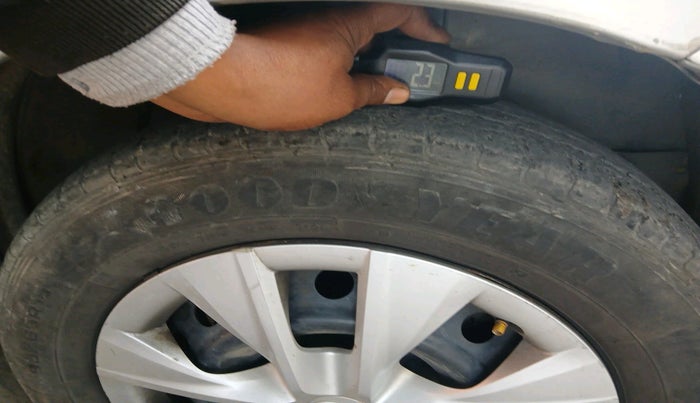 2014 Toyota Corolla Altis J PETROL, Petrol, Manual, 1,04,056 km, tyre