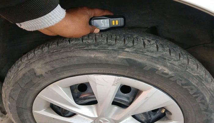 2014 Toyota Corolla Altis J PETROL, Petrol, Manual, 1,04,056 km, tyre