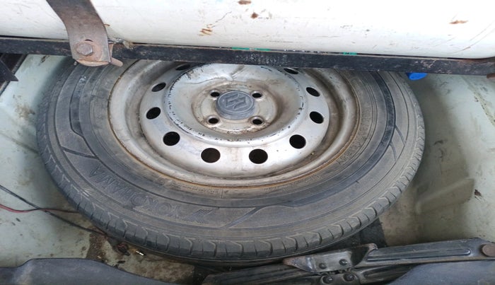 2012 Maruti Swift Dzire LXI, Petrol, Manual, 2,32,312 km, tyre