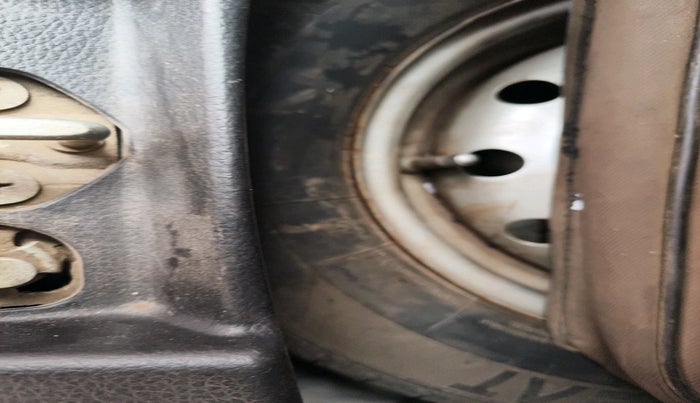 2017 Maruti Wagon R 1.0 LXI CNG, Petrol, Manual, 1,96,052 km, tyre