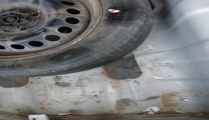 2017 Hyundai Xcent E+, Petrol, Manual, 70,923 km, tyre