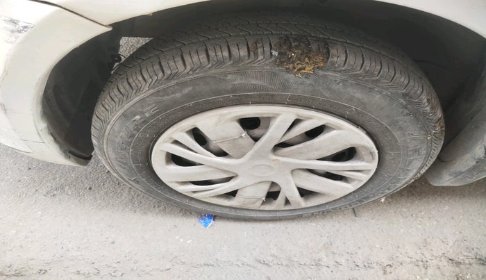 2015 Maruti Swift LXI (O), Petrol, Manual, 61,775 km, tyre