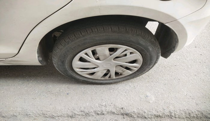 2015 Maruti Swift LXI (O), Petrol, Manual, 61,775 km, tyre