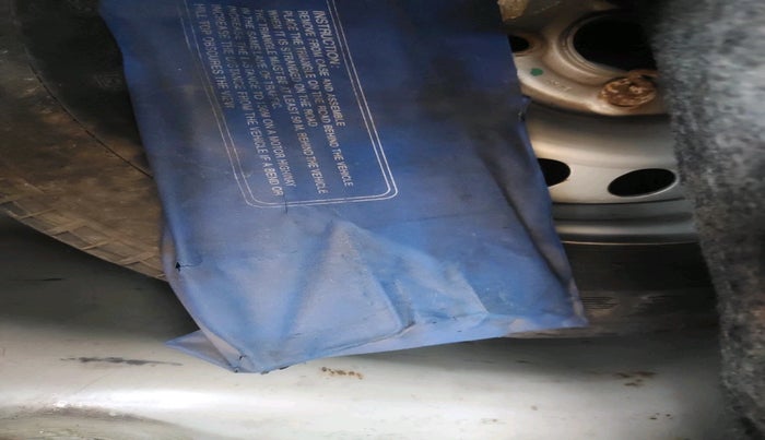 2015 Maruti Swift LXI (O), Petrol, Manual, 61,775 km, tyre