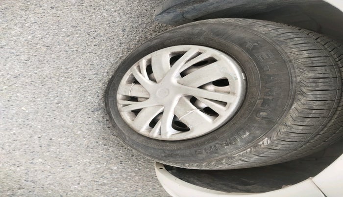 2015 Maruti Swift LXI (O), Petrol, Manual, 61,775 km, tyre