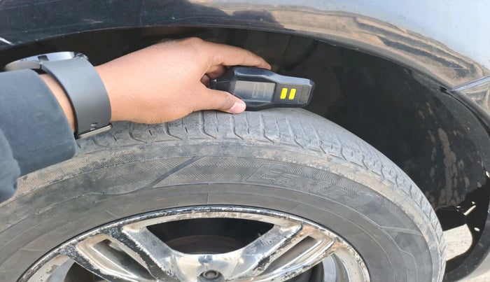 2013 Renault Scala RXE DIESEL, Diesel, Manual, 2,40,908 km, tyre