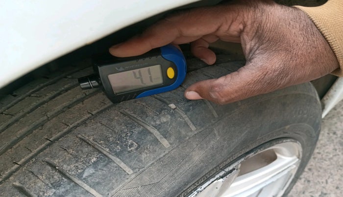 2016 Maruti Swift VXI, Petrol, Manual, 2,06,505 km, tyre