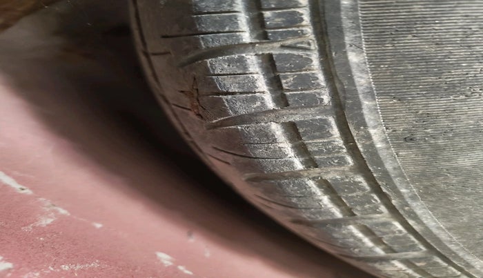 2013 Maruti Swift VXI, Petrol, Manual, 1,19,818 km, tyre