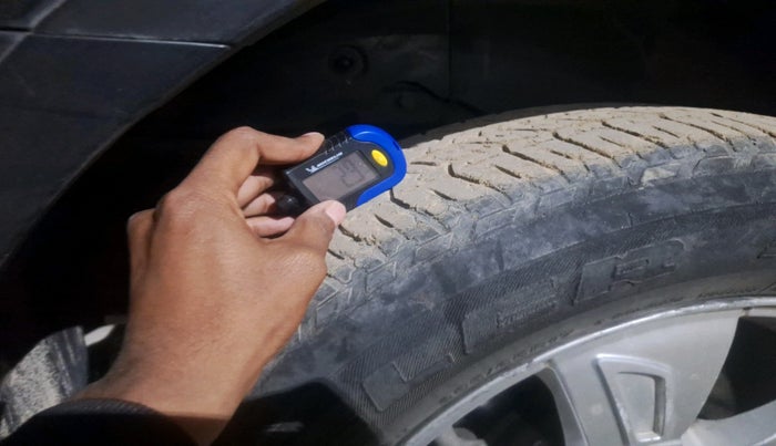 2015 Mahindra XUV500 W8, Diesel, Manual, 1,28,000 km, tyre