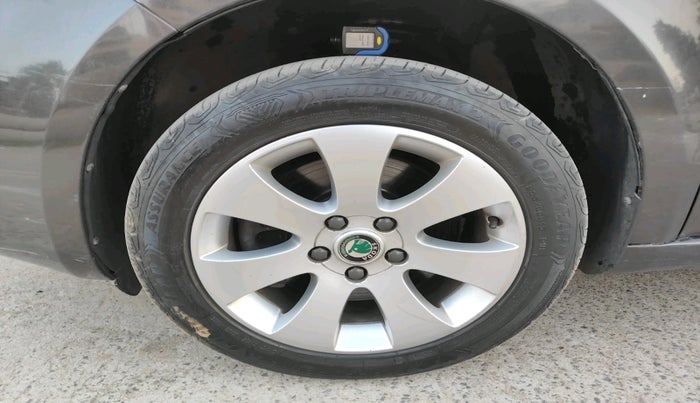 2012 Skoda Superb ELEGANCE 1.8 TSI AT, Petrol, Automatic, 65,164 km, tyre