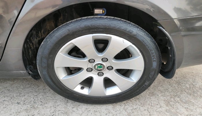 2012 Skoda Superb ELEGANCE 1.8 TSI AT, Petrol, Automatic, 65,164 km, tyre