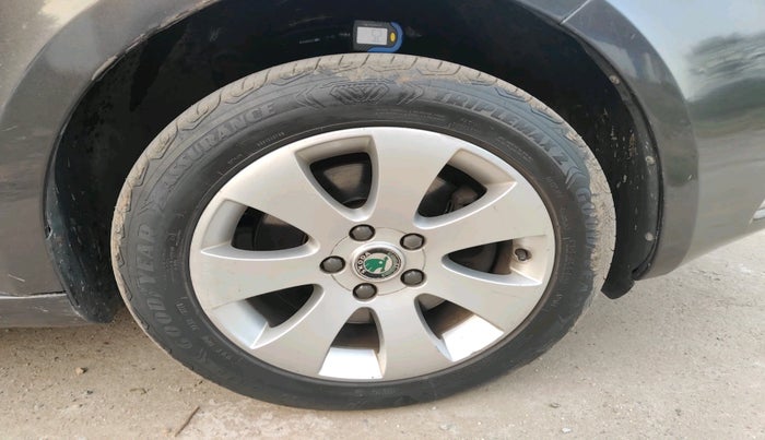 2012 Skoda Superb ELEGANCE 1.8 TSI AT, Petrol, Automatic, 65,164 km, tyre