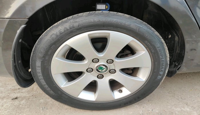 2012 Skoda Superb ELEGANCE 1.8 TSI AT, Petrol, Automatic, 65,164 km, tyre