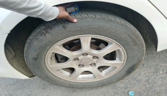 2011 Chevrolet Cruze LT, Diesel, Manual, 1,08,889 km, tyre