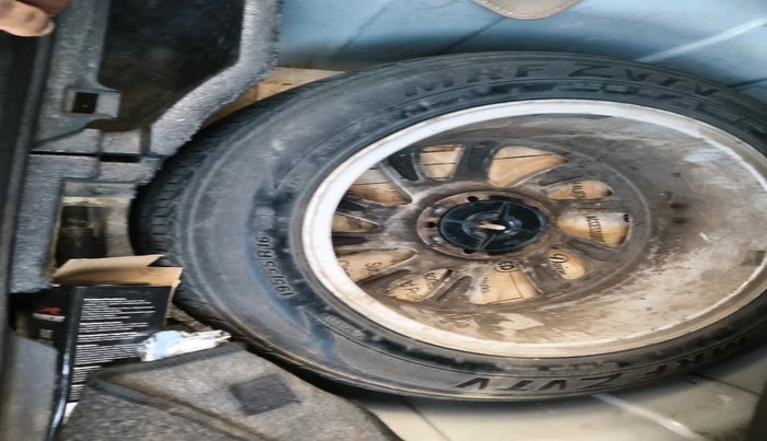 2014 Renault Fluence 1.5 E4, Diesel, Manual, 1,04,656 km, tyre