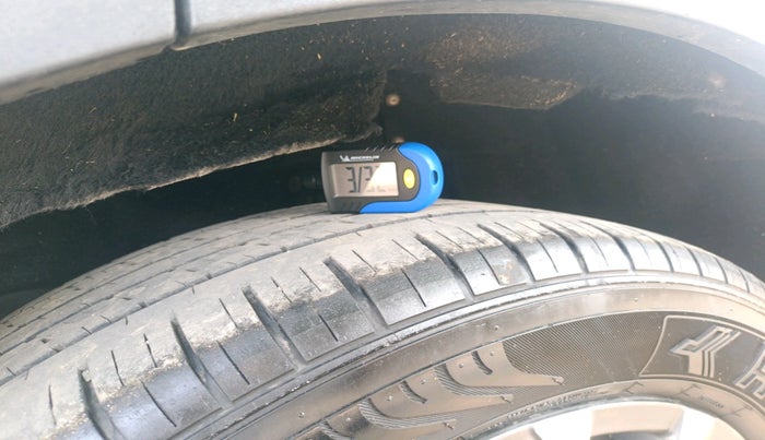 2022 Mahindra XUV700 AX 7 LUXURY D AT 7 STR, Diesel, Automatic, 1,43,365 km, tyre