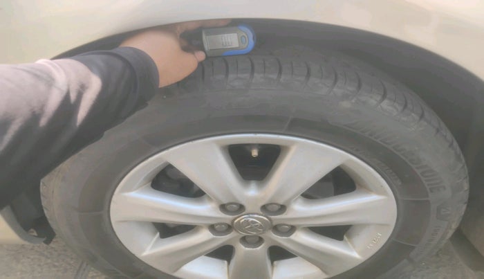 2011 Toyota Corolla Altis GL DIESEL, Diesel, Manual, 1,17,028 km, tyre