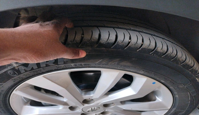 2021 Mahindra XUV300 W8 1.2 PETROL, Petrol, Manual, 23,865 km, tyre