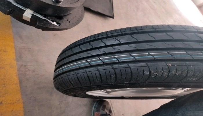 2021 Mahindra XUV300 W8 1.2 PETROL, Petrol, Manual, 23,865 km, tyre