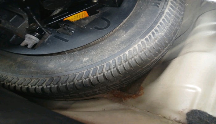 2016 Mahindra Kuv100 K6 5 STR, Petrol, Manual, 94,783 km, tyre