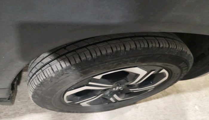 2024 Maruti BREZZA ZXI + AT SMART HYBRID, Petrol, Automatic, 14,199 km, tyre