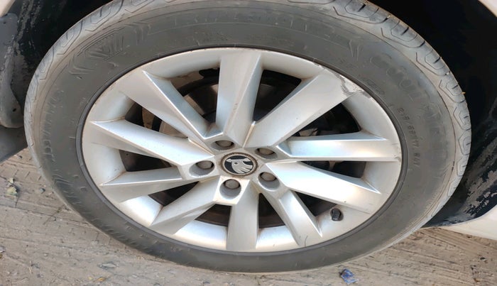 2017 Skoda Superb L&K 2.0 TDI AT, Diesel, Automatic, 1,91,861 km, tyre